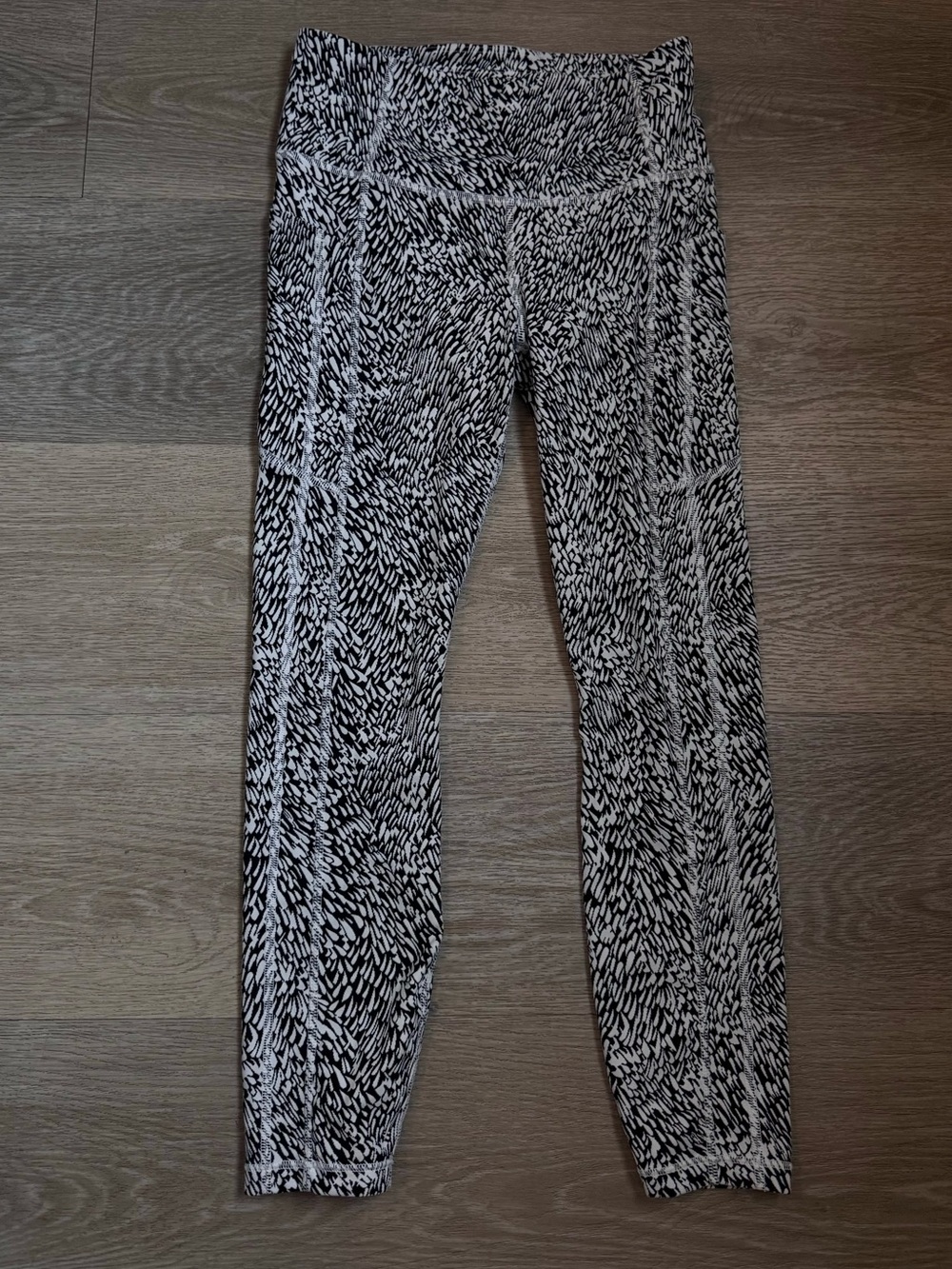 Athleta Ultimate Stash Textured Tight Capri Length “Micro Cheetah” Size Small